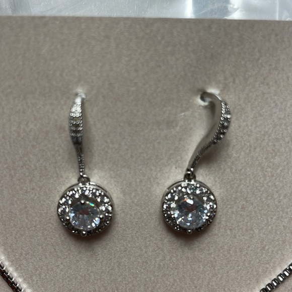 Prom/ bridesmaid earrings and bracelet set. Silver. Adjustable bracelet. - Picture 3 of 7